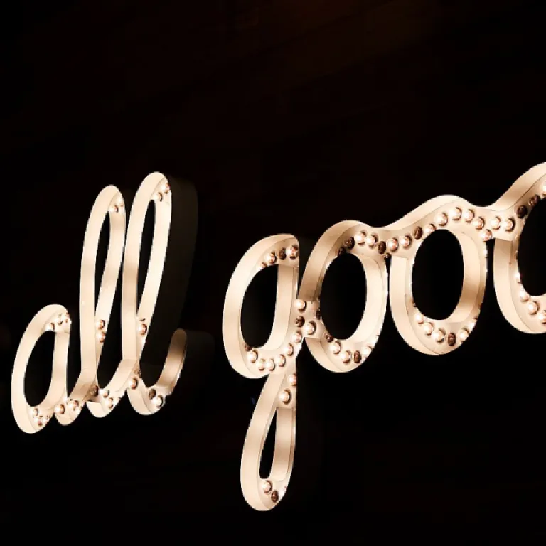 Le quotidien et les enjeux d’une vendeuse dans un magasin : comprendre son rôle en marketing