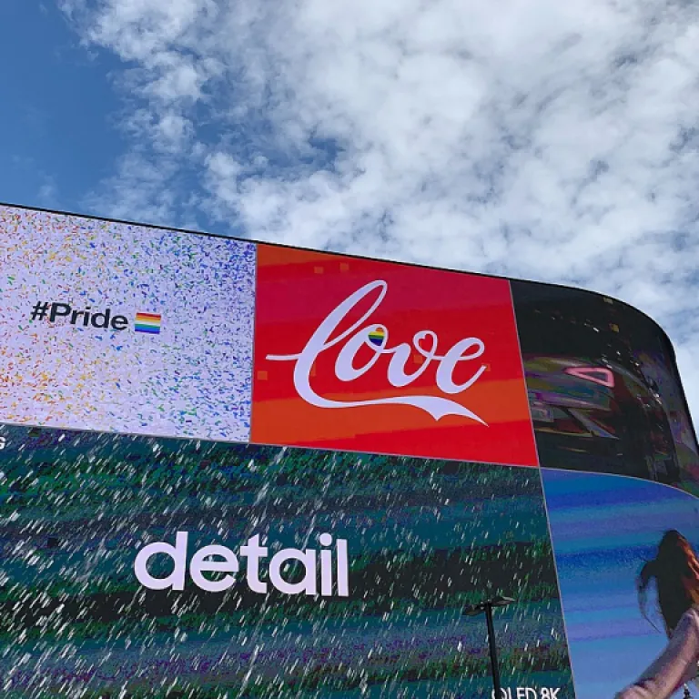 Comprendre le métier de vendeuse : compétences, défis et perspectives en marketing